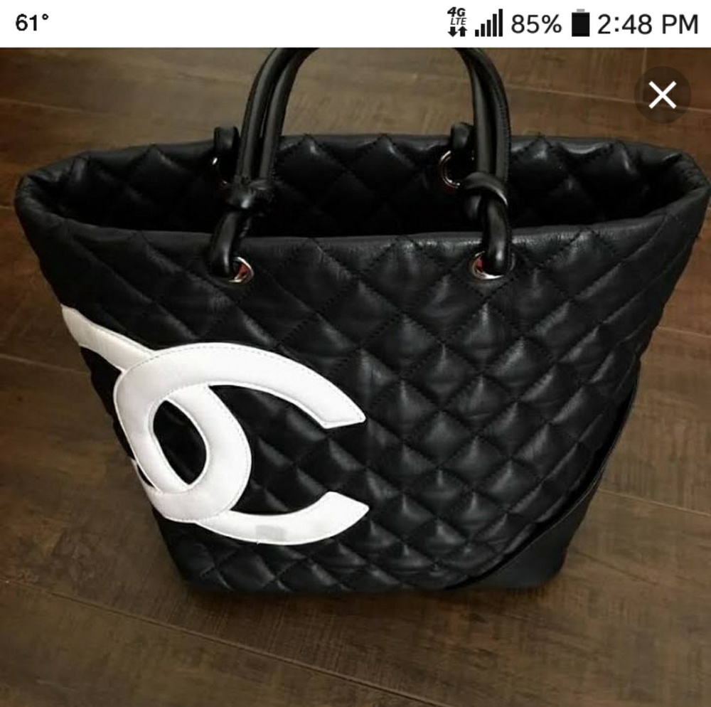 Chanel purse little wear ..lists for 3000